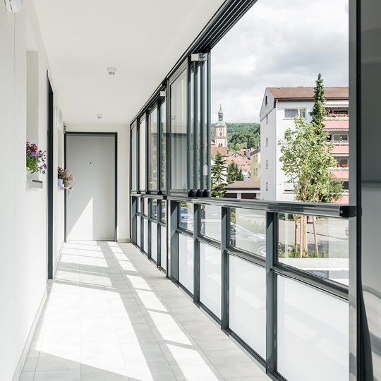 Energieeffiziente Laubengänge mit Balco Access® - Balco Balkonkonstruktionen GmbH